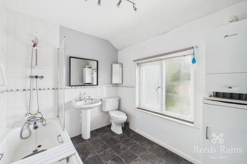 2 bedroom semi-detached house for sale, Queens Walk, West Yorkshire WF5