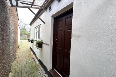 1 bedroom ground floor flat to rent, Blackbird Hill, London