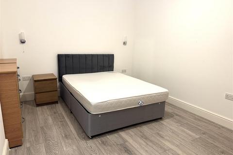 1 bedroom ground floor flat to rent, Blackbird Hill, London