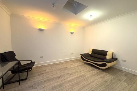 1 bedroom ground floor flat to rent, Blackbird Hill, London