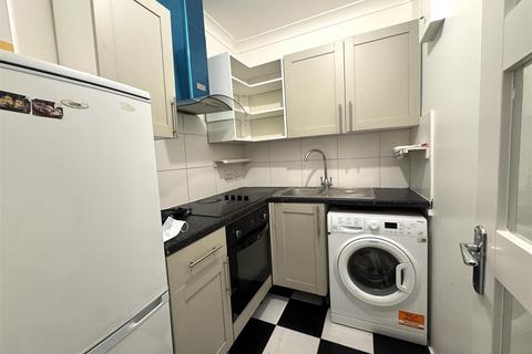 1 bedroom ground floor flat to rent, Blackbird Hill, London