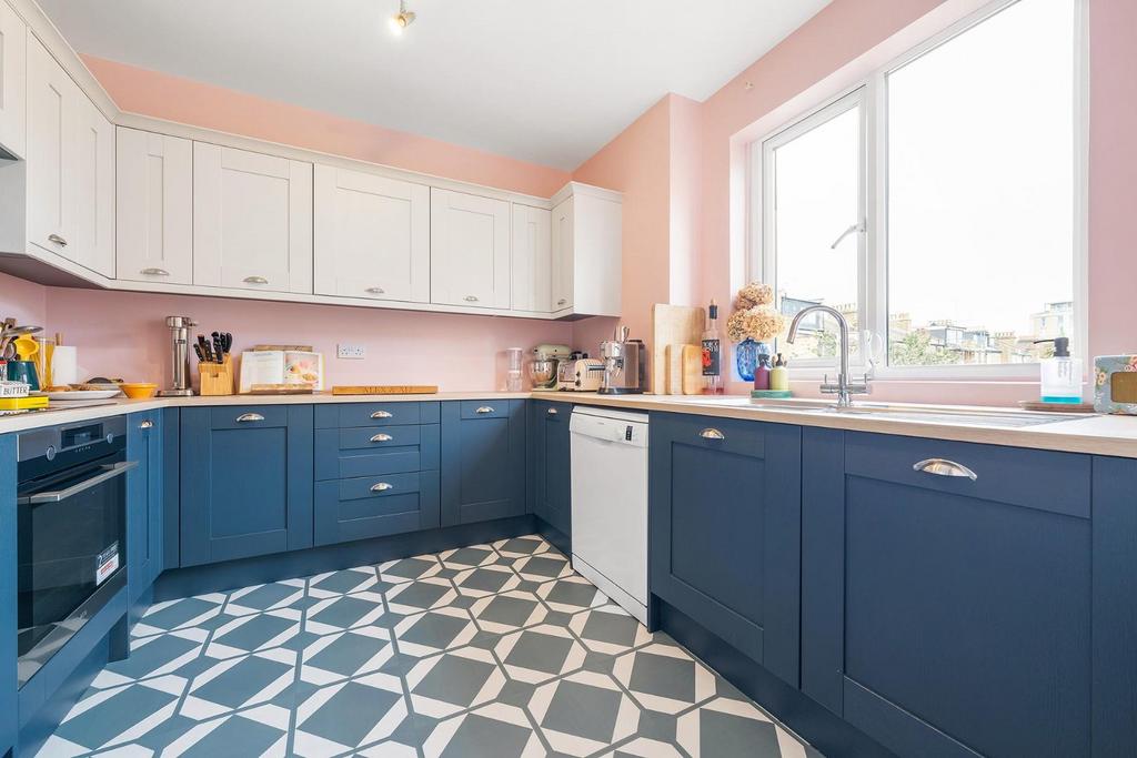 Kitchen (2).JPG