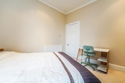 2 bedroom flat share to rent, 2649L Rothesay Place, Edinburgh, EH3 7SQ