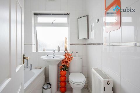 3 bedroom terraced house to rent, Manor Way, Mitcham CR4