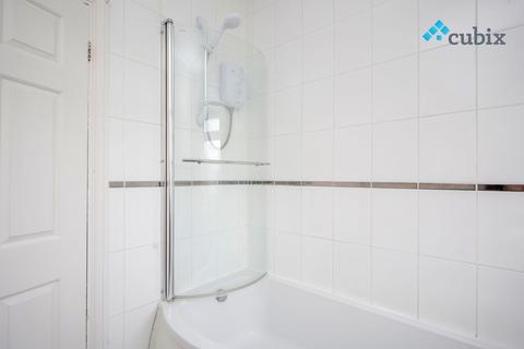 3 bedroom terraced house to rent, Manor Way, Mitcham CR4