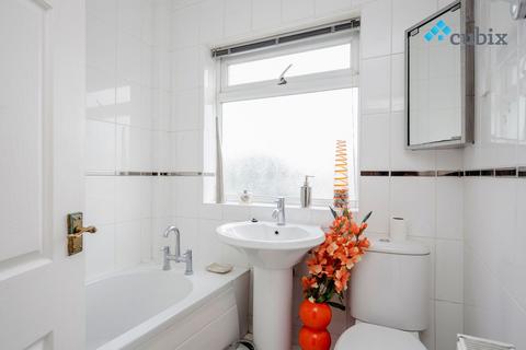 3 bedroom terraced house to rent, Manor Way, Mitcham CR4