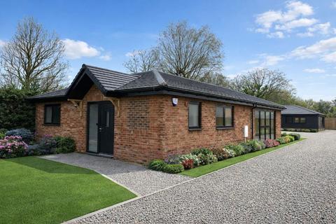3 bedroom detached bungalow for sale, Dowlands Bungalows, Smallfield, Horley