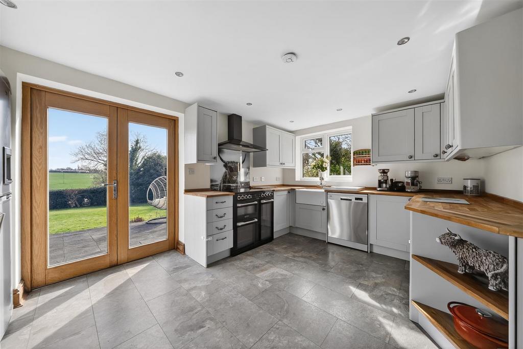 Kitchen 2.jpg