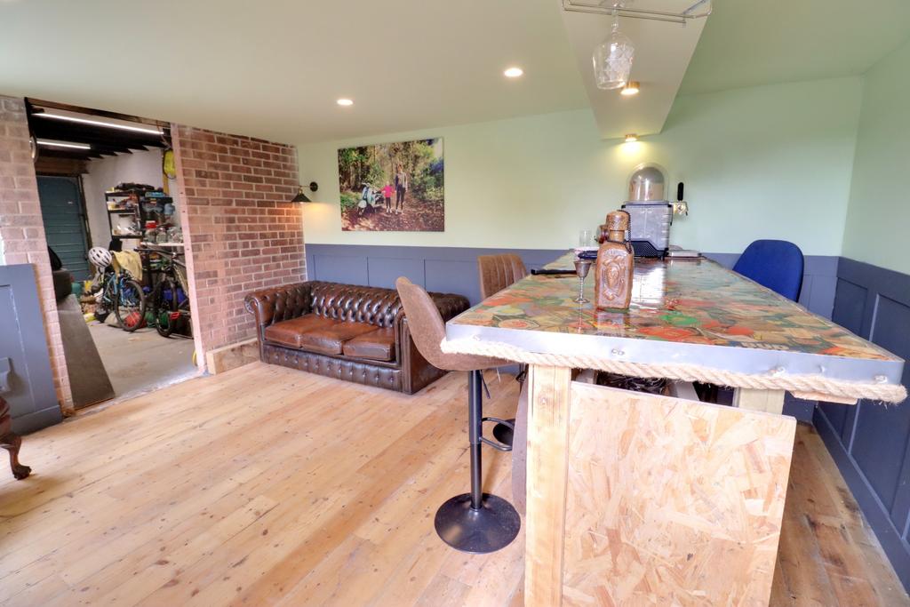 Entertainment/bar area