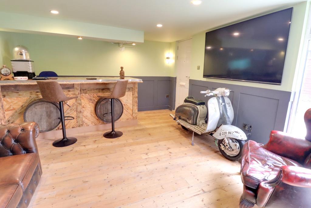 Entertainment/bar area