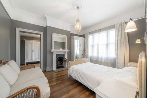 undefined, Uxbridge Road, Hampton TW12