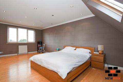 undefined, Cheyne Hill, Surbiton KT5