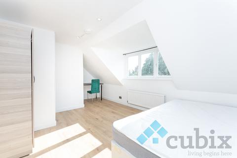 3 bedroom flat to rent, Deptford High Street, London SE8
