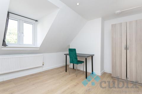 3 bedroom flat to rent, Deptford High Street, London SE8
