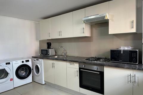 4 bedroom flat share to rent, Bruckner Street, London W10