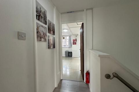 4 bedroom flat share to rent, Bruckner Street, London W10