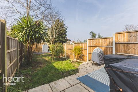 3 bedroom flat for sale, Dunstans Road, London