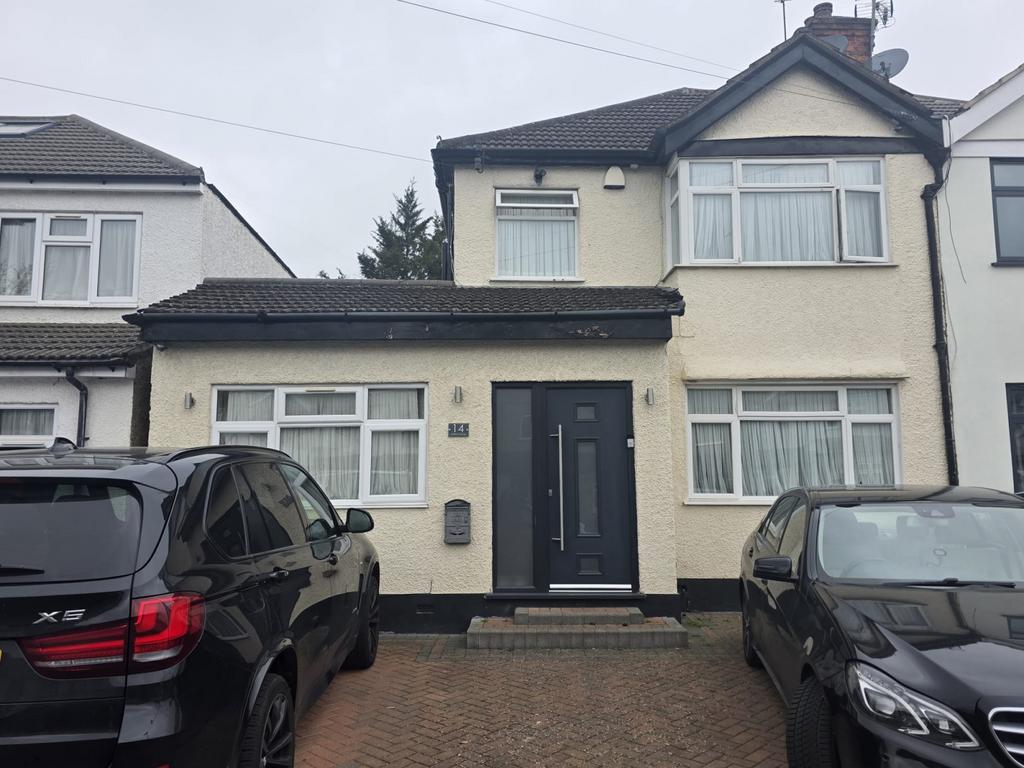 “Spacious 4-Bedroom Mid-Terraced Family Home wi