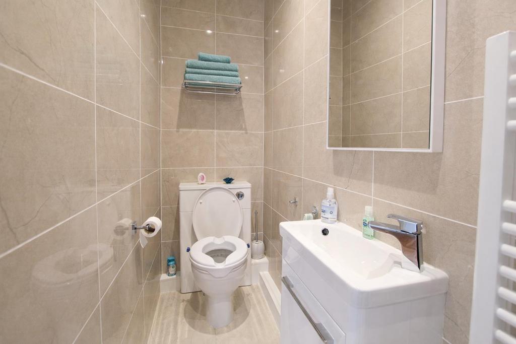 Ensuite.JPG