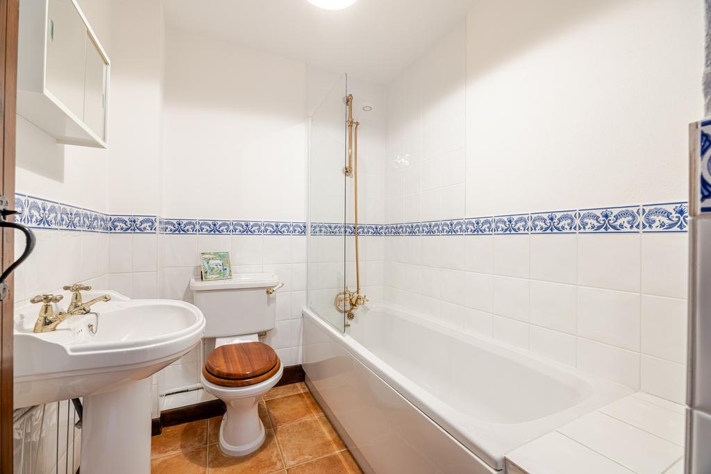 A10 - 4 Meadow Court Barns Stokenham - 260319