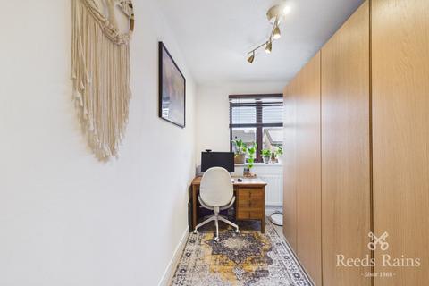 2 bedroom terraced house to rent, Caldon Close, Manchester M30