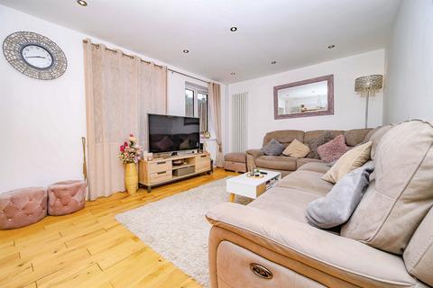 3 bedroom terraced house for sale, St. Olams Close, Luton