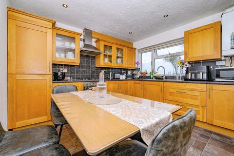 3 bedroom terraced house for sale, St. Olams Close, Luton