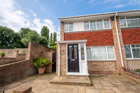 3 bedroom end of terrace house to rent, Welling DA16