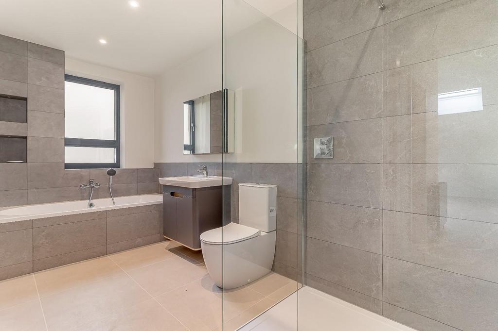 Master Bedroom Ensuite - A.jpg