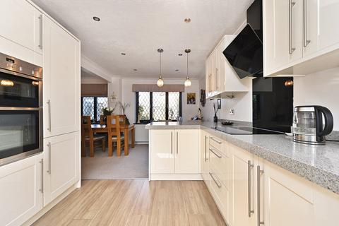 4 bedroom detached house for sale, Greenacres Drive, Hailsham BN27