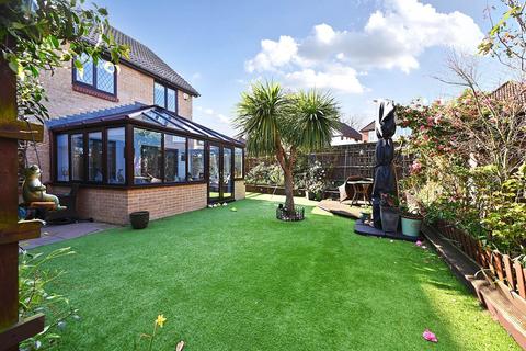 4 bedroom detached house for sale, Greenacres Drive, Hailsham BN27