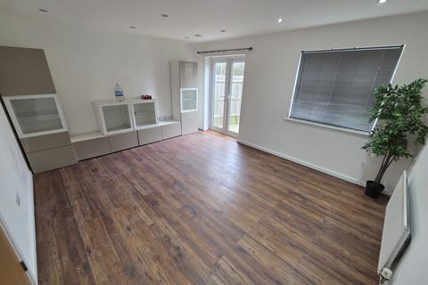 3 bedroom terraced house to rent, Hedges Way, LUTON