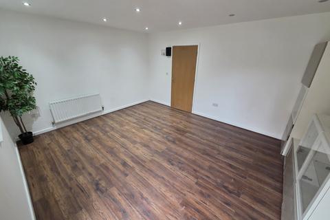 3 bedroom terraced house to rent, Hedges Way, LUTON