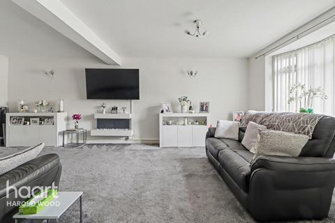 3 bedroom terraced house for sale, Wickford Drive, Romford