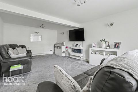 3 bedroom terraced house for sale, Wickford Drive, Romford