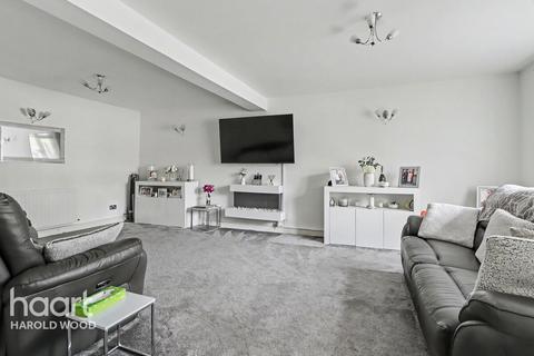 3 bedroom terraced house for sale, Wickford Drive, Romford