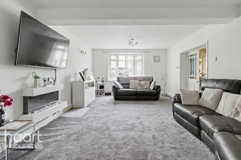 3 bedroom terraced house for sale, Wickford Drive, Romford