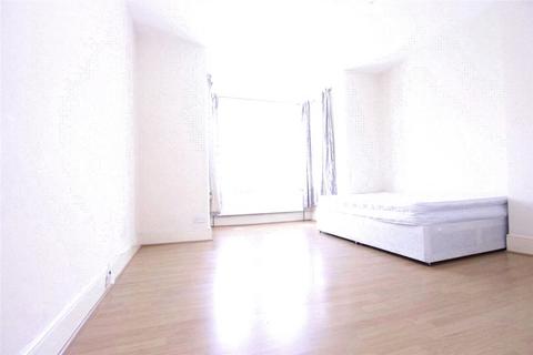 3 bedroom apartment to rent, Kensington Gardens, Ilford, IG1