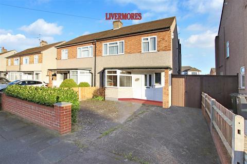 3 bedroom semi-detached house to rent, North Road, Dartford