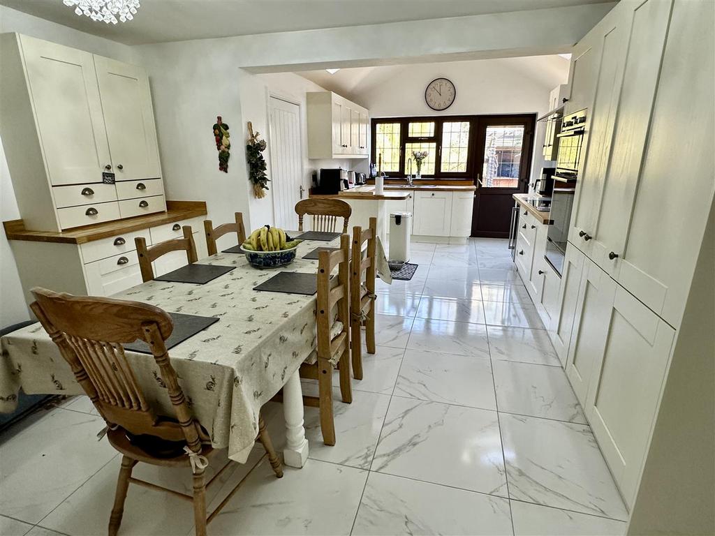 Dining/kitchen