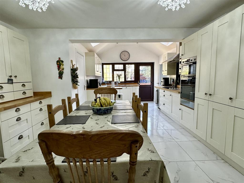 Dining/kitchen