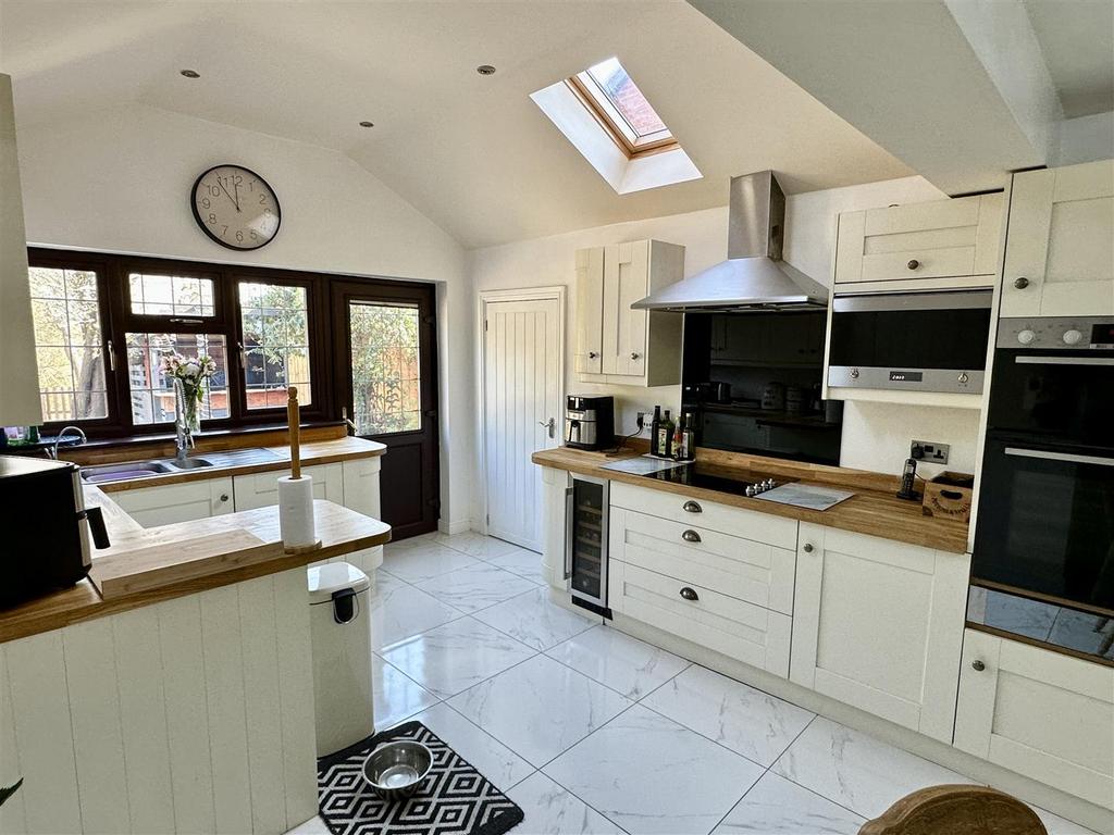 Dining/kitchen