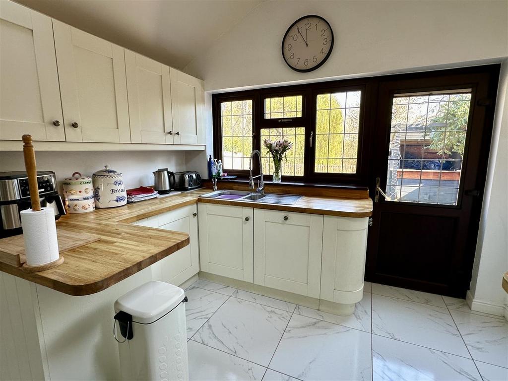 Dining/kitchen