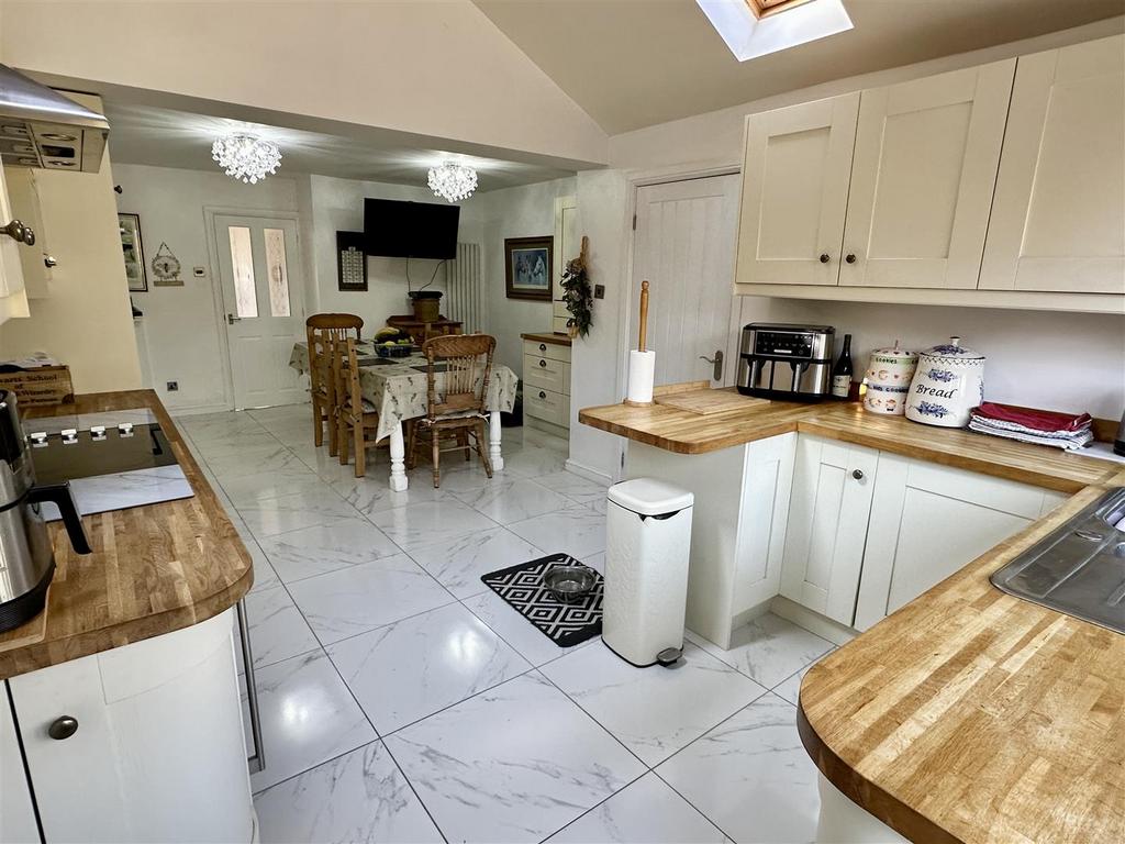 Dining/kitchen