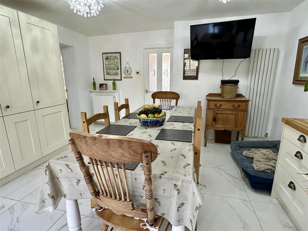 Dining/kitchen