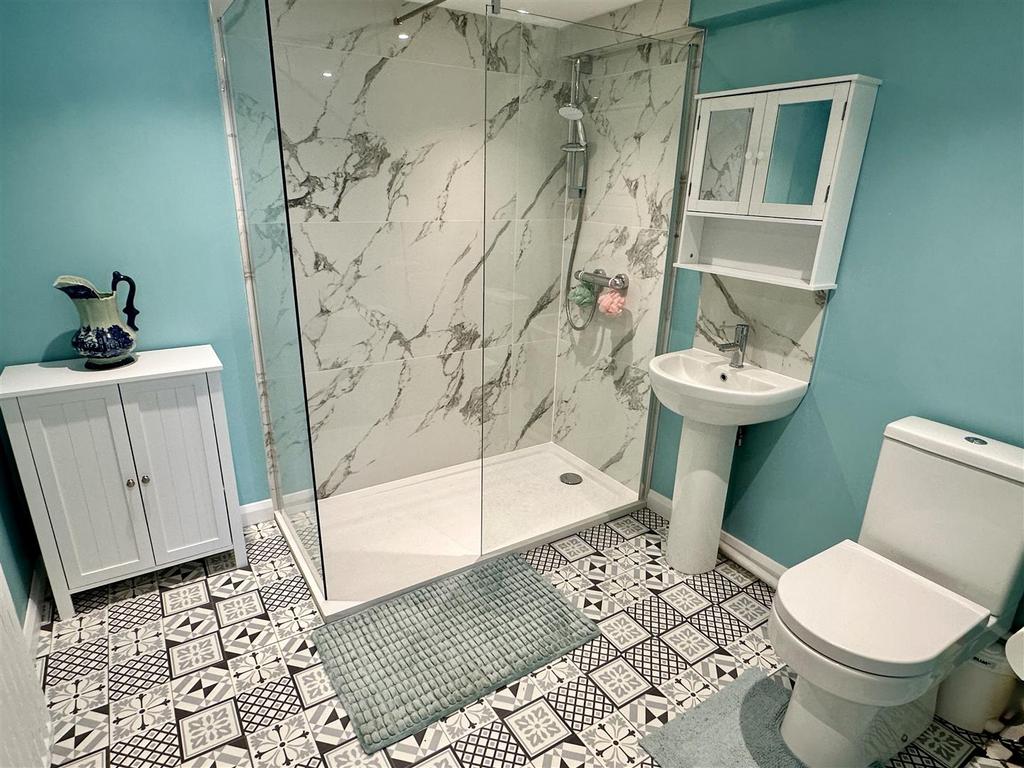 En-suite (bed 5)
