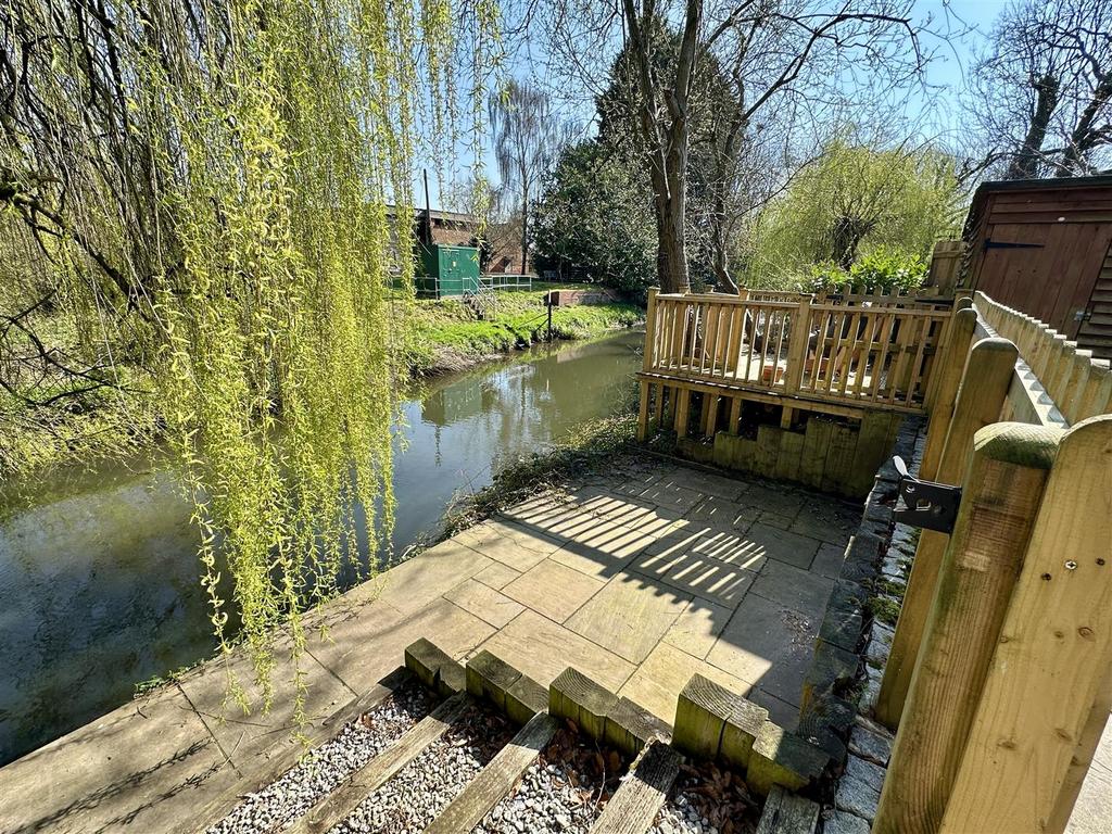 Lower terrace/river