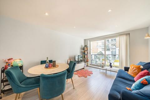 2 bedroom flat to rent, Smugglers Way, London SW18