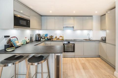 2 bedroom flat to rent, Smugglers Way, London SW18