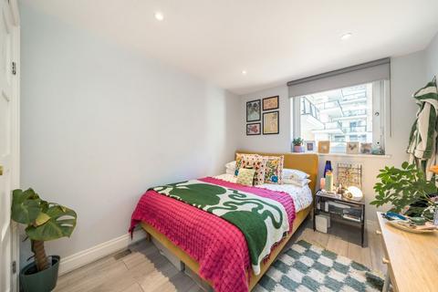 2 bedroom flat to rent, Smugglers Way, London SW18